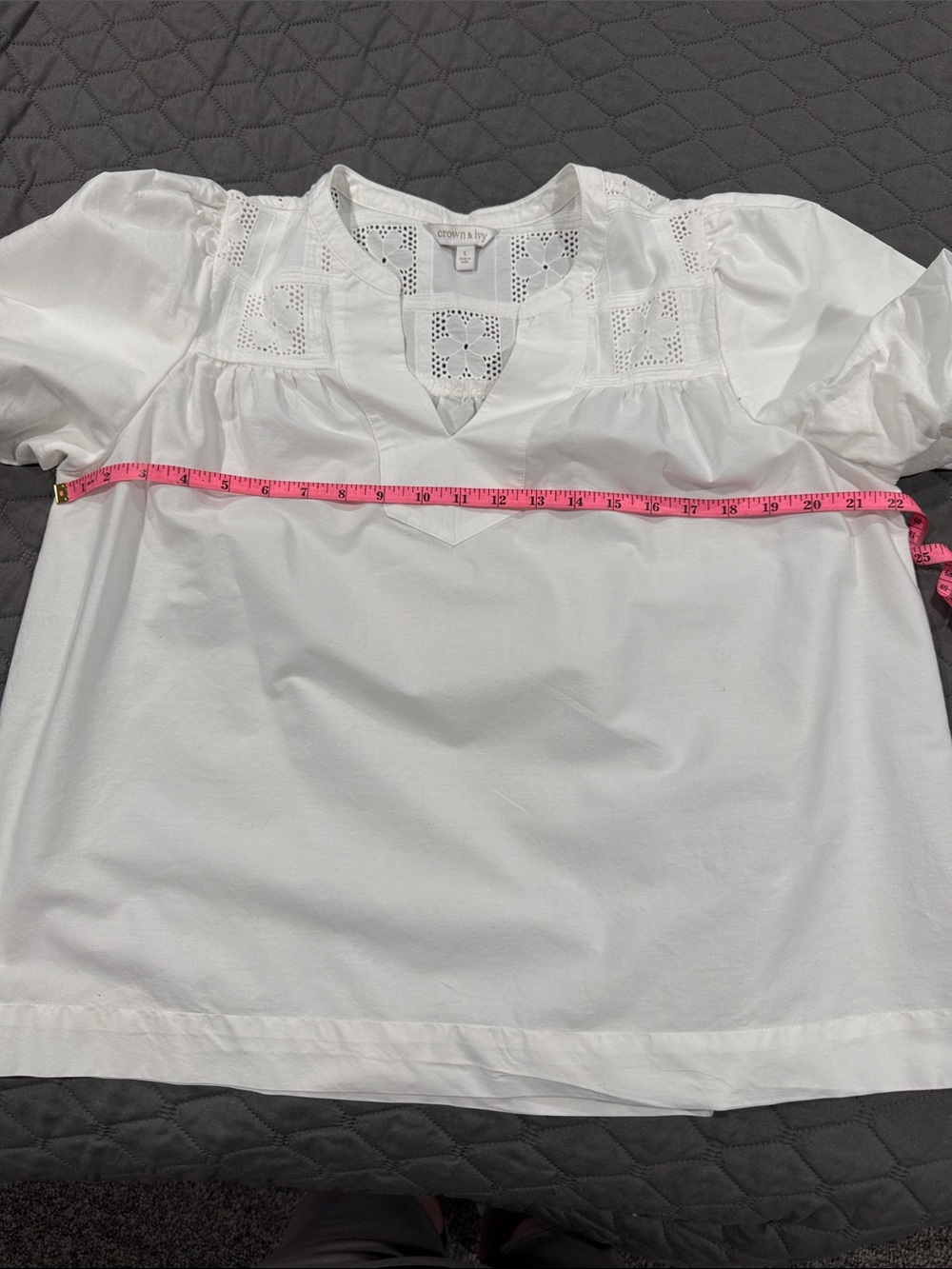 crown & ivy White Eyelet Split V-Neck Puff Sleeve Top - Picture 4 of 5